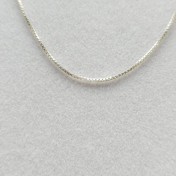 Sterling Silver 18" Box Chain Necklace 925 Italy Lightweight 2g Womens Jewelry - Picture 2 of 7